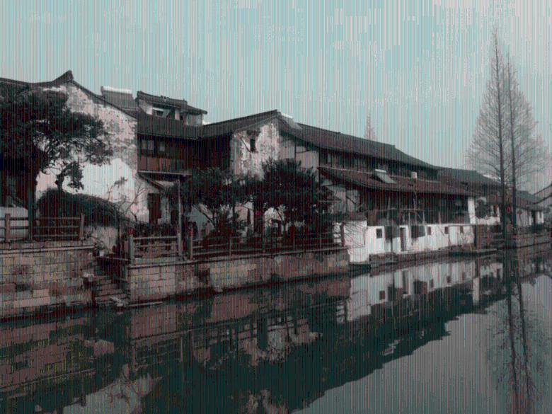 逃离废弃高校